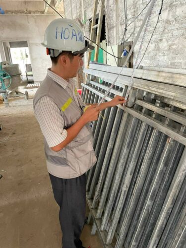 Công Tác Nghiệm Thu Lan Can Sắt: Quy Trình Kiểm Tra Và Tiêu Chuẩn Thi Công Mới Nhất 2 Kiểm tra chất lượng lan can sắt công trình